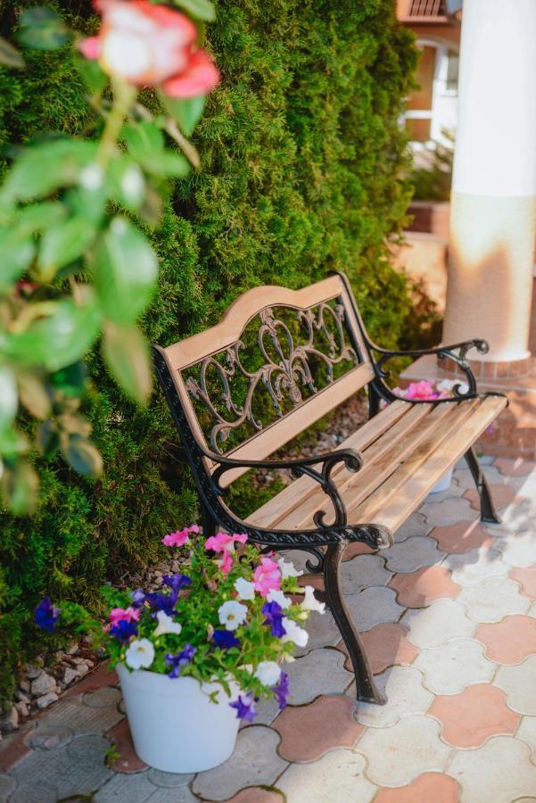 U Anity Hotel Uzhhorod Exterior photo