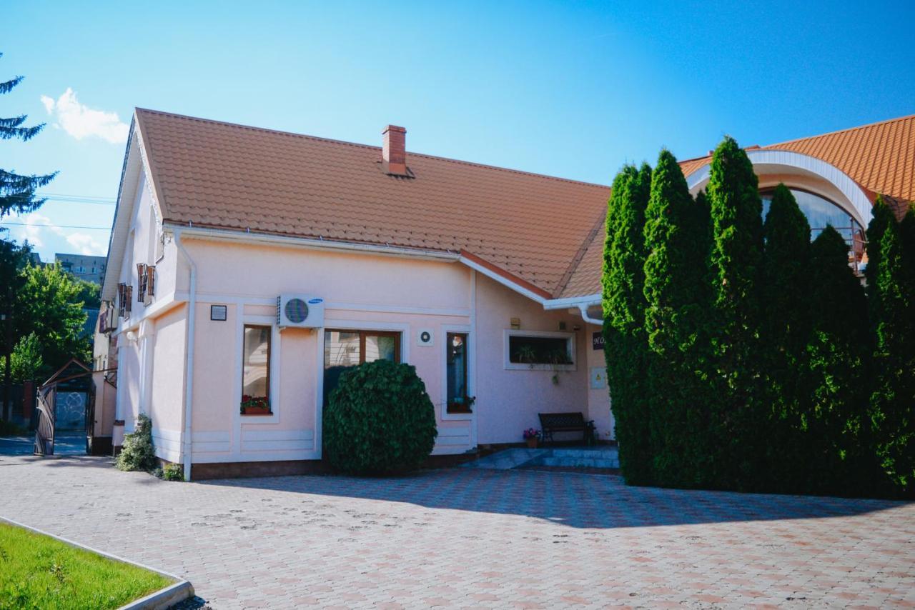U Anity Hotel Uzhhorod Exterior photo